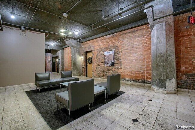 Building Photo - 6533 E Jefferson Ave