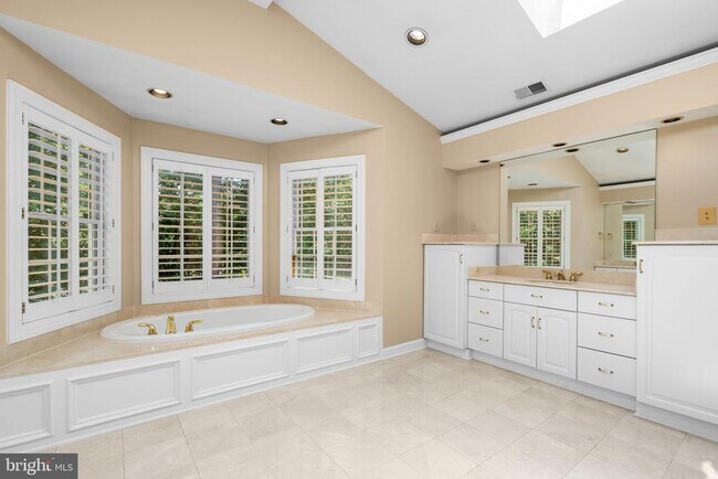 Building Photo - 1301 Daviswood Dr