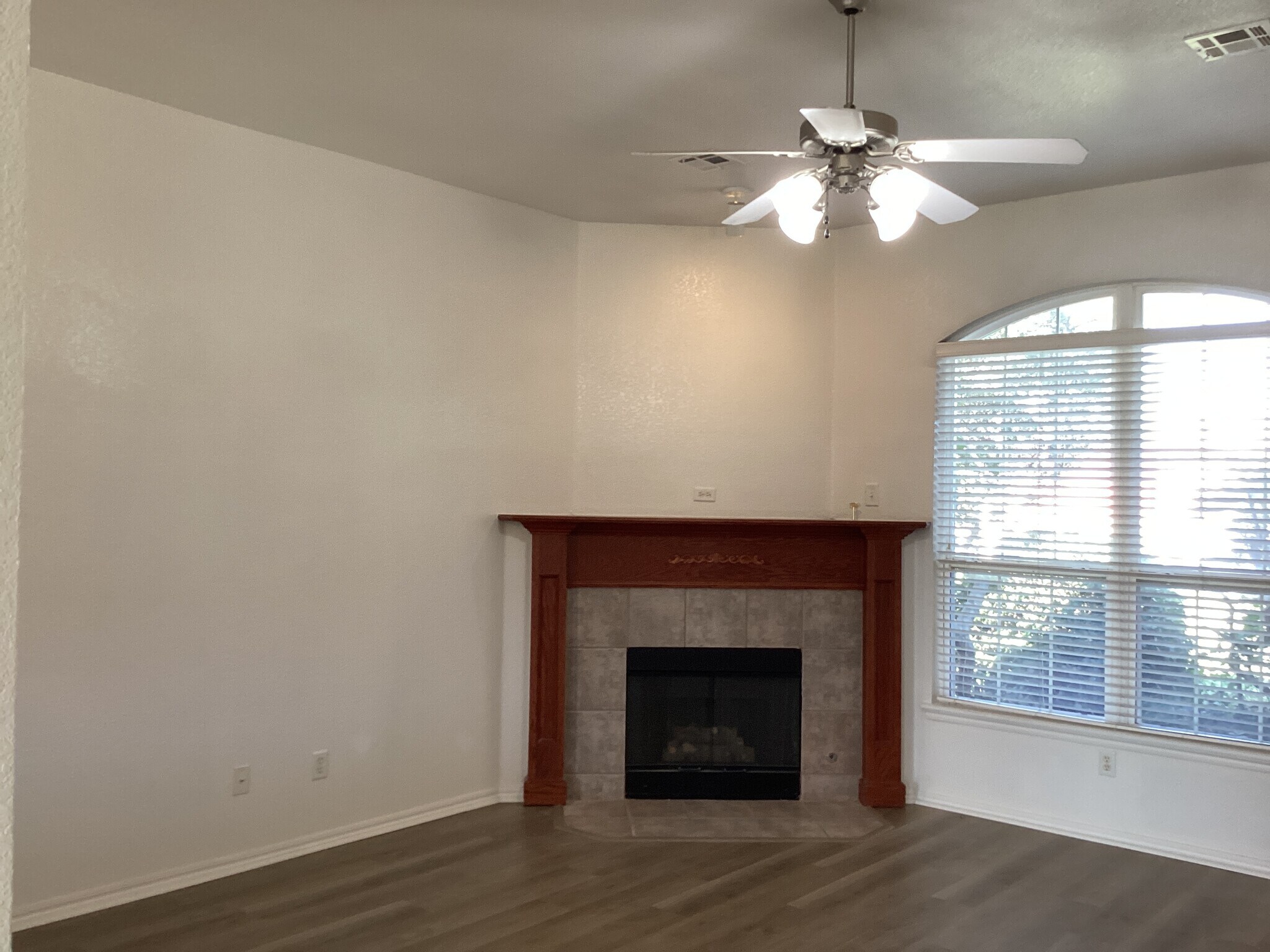 Building Photo - 4129 Queens Dr