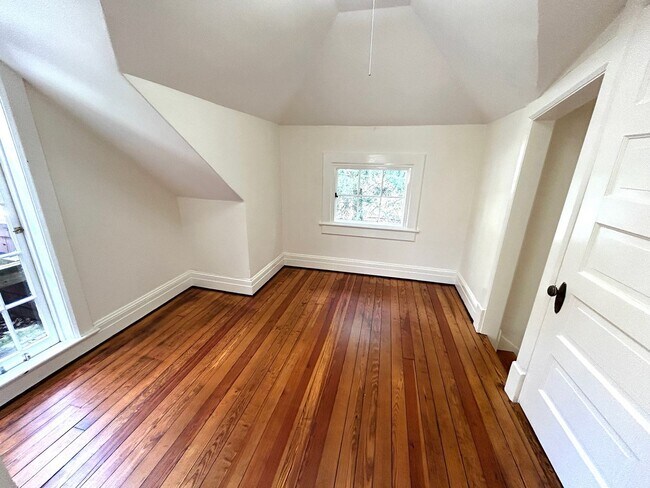 Building Photo - North AVL -  Renovated Arts & Crafts Cottage