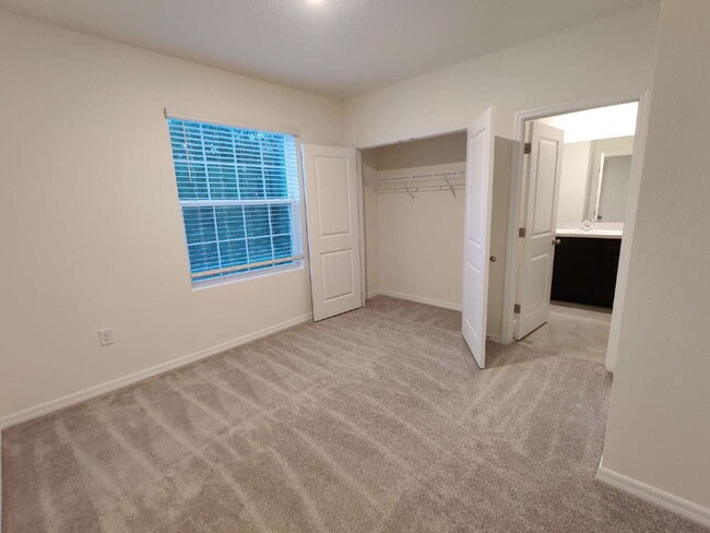 Building Photo - 423 Whispering Oaks Ct