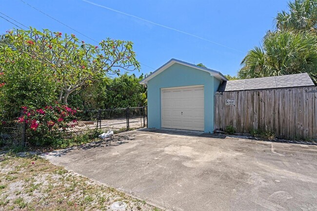 Building Photo - 1120 N Palmway