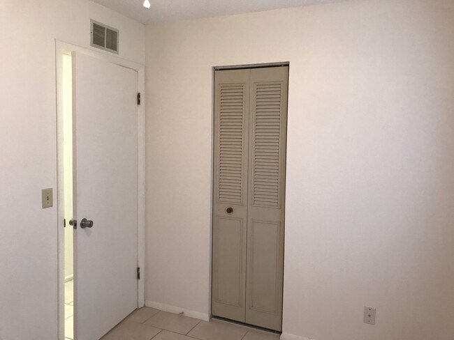 Building Photo - 2200 Pine Hill Pl