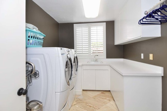 Lrg Laundry with Tub - 2281 Cambridge Ave