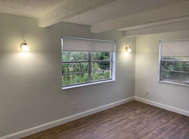 Building Photo - 10120 Boca Entrada Blvd