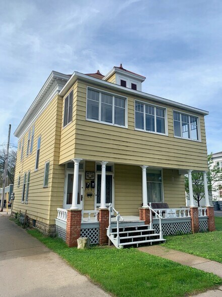 Building Photo - 912 Main St