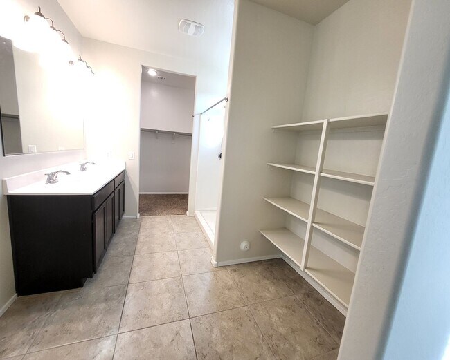 Building Photo - 3 Bedroom 2 Bathroom Magma Ranch Home