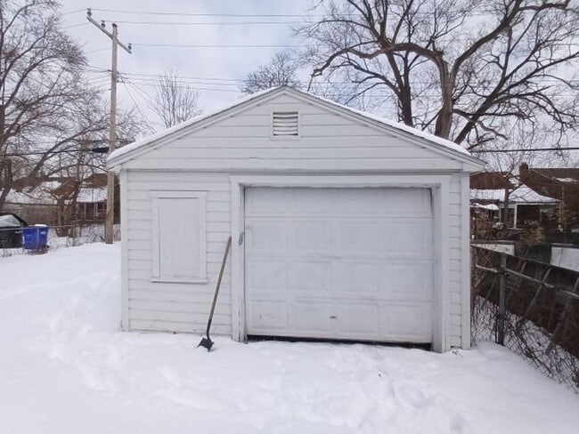 Building Photo - 3 bedroom/1.5 bath now available! $1300/mo!