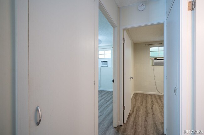 Building Photo - $2,100 / 2br - 2BED 1 BATH CONDO ON KAPIOLANI BLVD