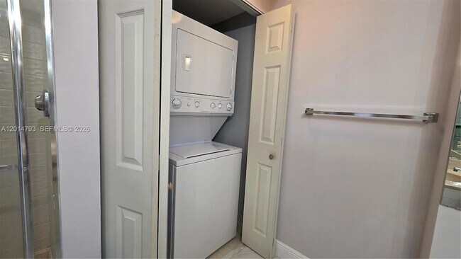 Building Photo - 3610 Yacht Club Dr