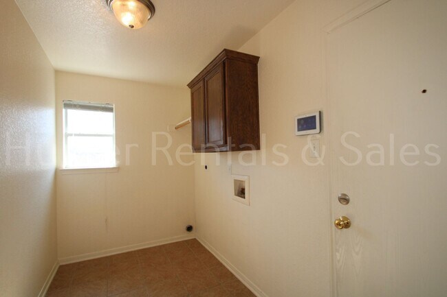 Building Photo - Room to Roam!