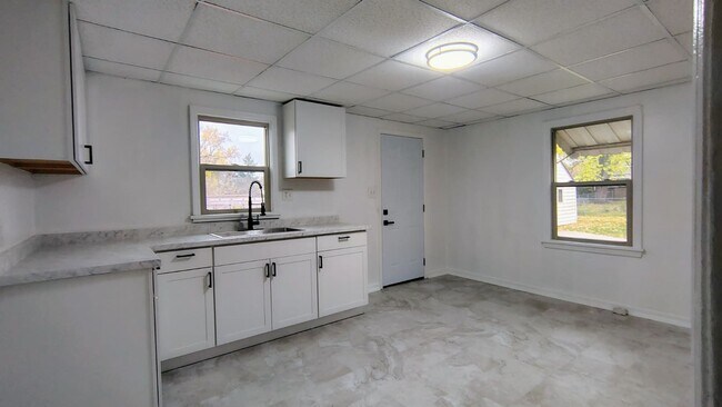 Building Photo - Robb Ave W 221-225