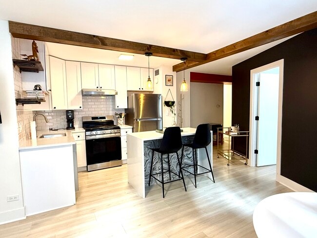 Building Photo - 850 N Dewitt Pl