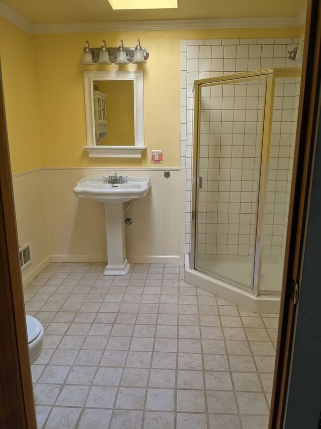 Building Photo - Roomy 4 Bed, 2 Bath