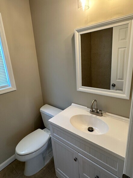 Building Photo - 536 Hampton Ave