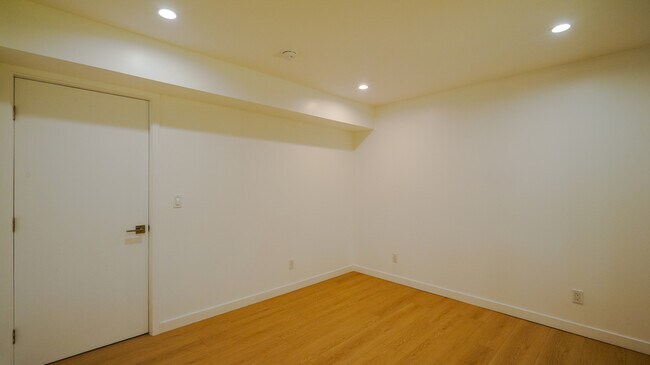 Building Photo - 130 W 59th Pl