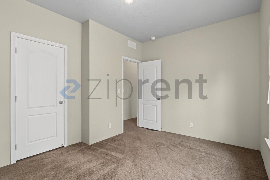 Building Photo - Unit