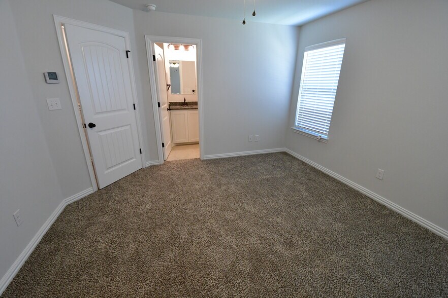 Building Photo - 213 W Forest Ave