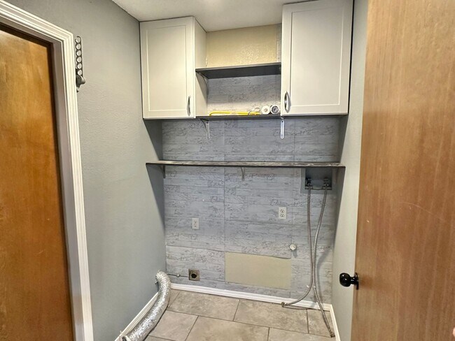 Building Photo - 3 Bdrm/2 Bath Home w/Refrigerated Air Clos...