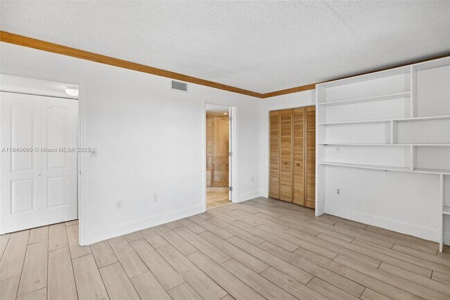 Building Photo - 9741 Fontainebleau Blvd