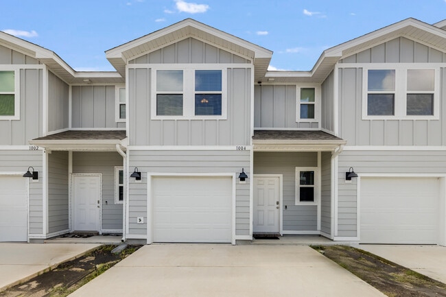 Building Photo - 1004 McLaren Cir