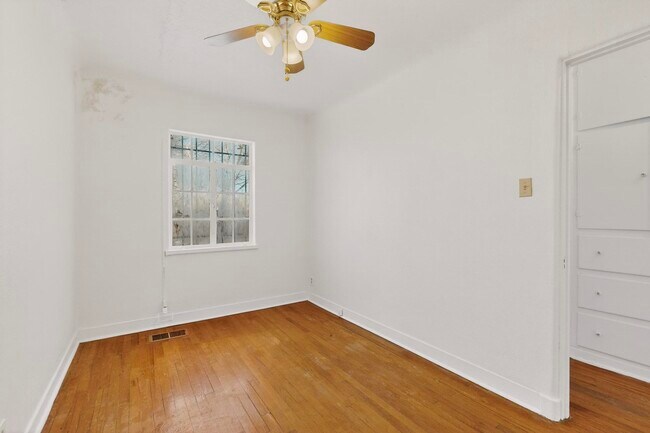 Building Photo - 116 Columbia Dr SE