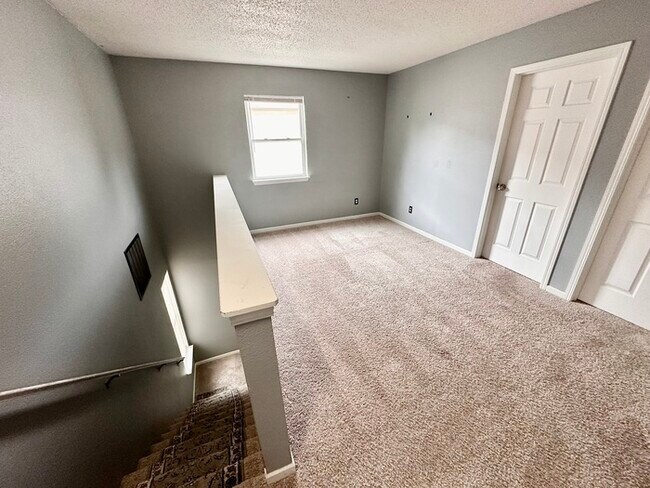 Building Photo - Perry Township 3 bedroom 2.5 bathroom