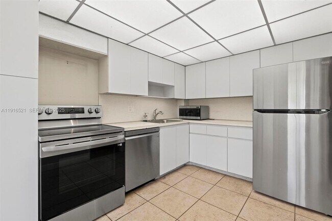 Building Photo - 2851 S Palm Aire Dr