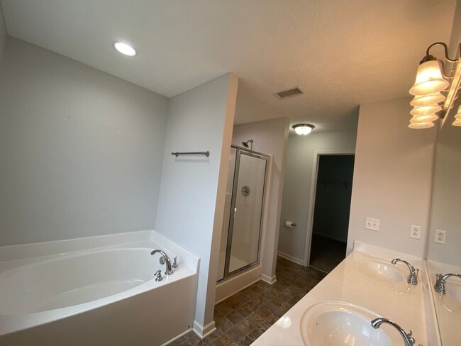 Building Photo - The Villas at Evergreen Farms / 3 Bedroom / 3 Bathroom / Fenced Patio / 1 car garage