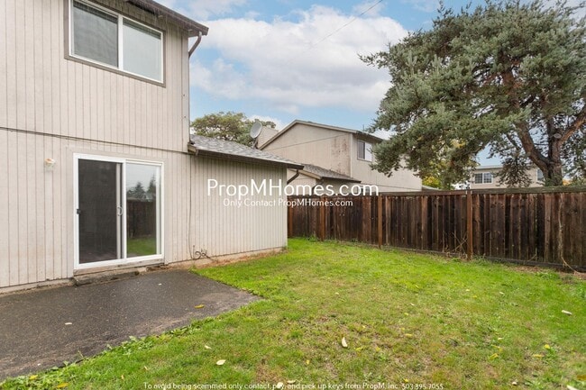 Building Photo - Two Bedroom Townhome in Montavilla!