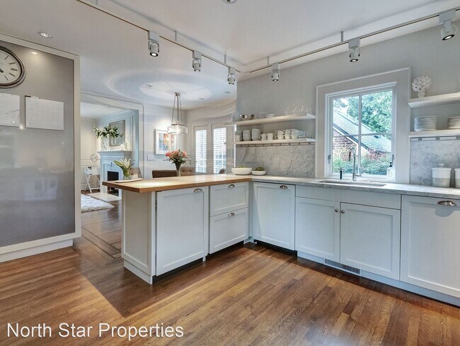 Building Photo - 3 br, 3 bath House - 2650 SW Montgomery Dr