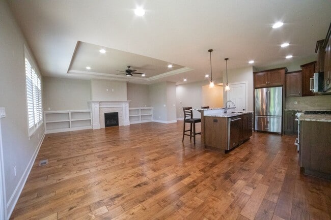 Building Photo - Beautiful Canby Custom Home!