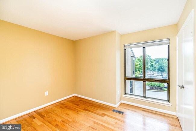 Building Photo - 3134 Delburne Ct