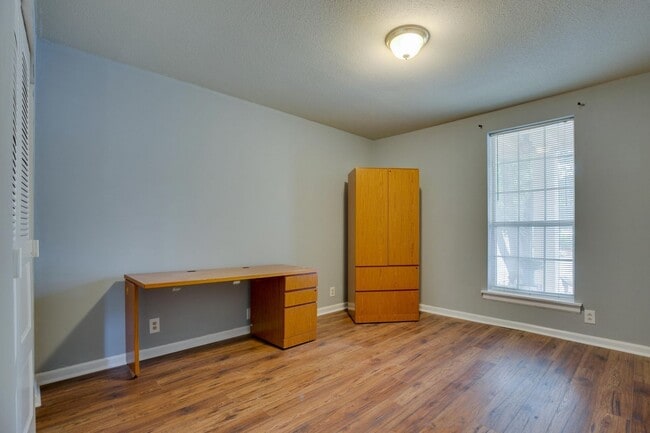 Building Photo - Townhome Close to MTSU