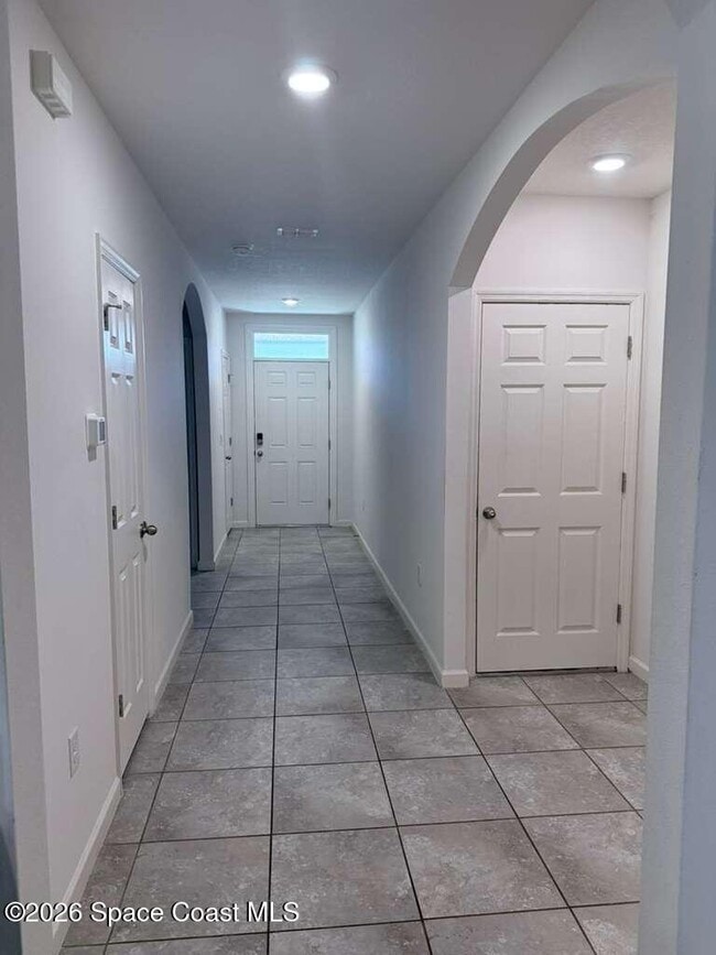 Building Photo - 609 Concha St NW