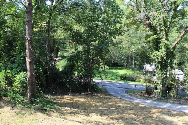 Building Photo - 202 Henderson Falls Rd