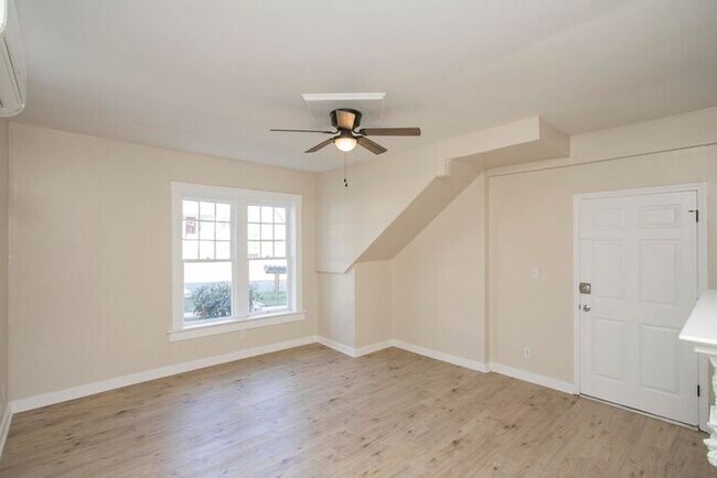 Building Photo - LOCATION! 1/1 Bed Bath Downtown!