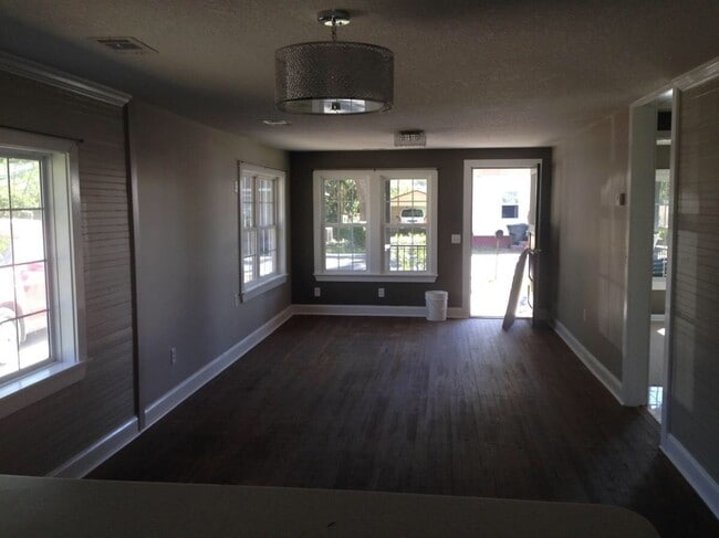 Building Photo - 2 bedroom 1 bathroom home located in Glenn...