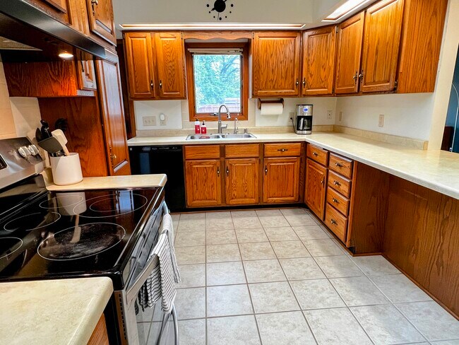 Building Photo - 228 W Lexington Blvd