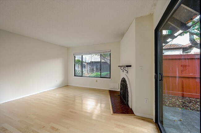 Building Photo - 10 Pueblo Dr