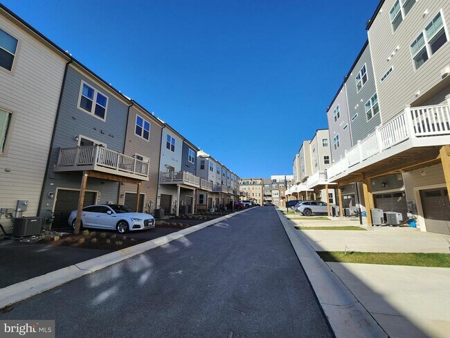 Building Photo - 140 Stowe Dr