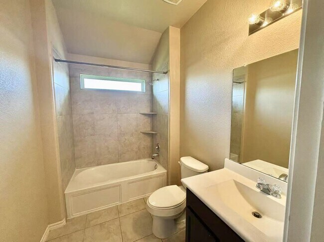 Building Photo - Cozy and well-kept 4 beds rental home in H...