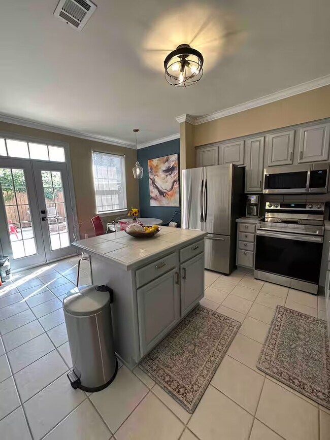 Building Photo - 2210 Christian St