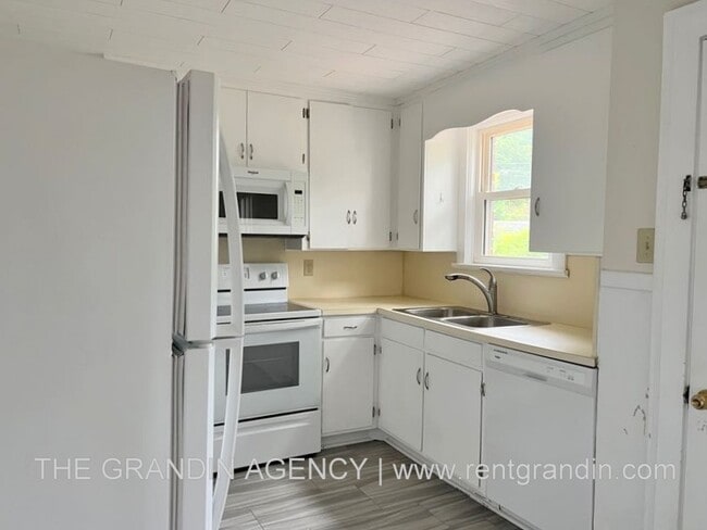 Building Photo - 1668 Brandon Ave SW