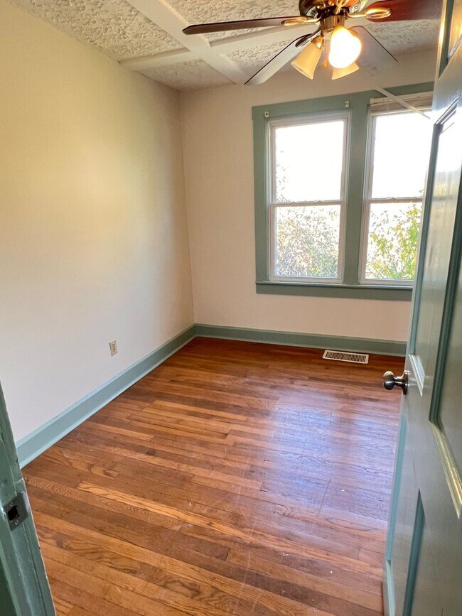 Building Photo - Oakley/Biltmore 3 Bedrooms/1 Bathroom!