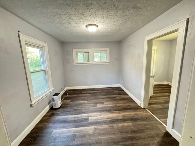 Building Photo - Charming 3-Bedroom Single Family Home Now ...