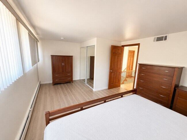 Building Photo - 5557 S Harper Ave