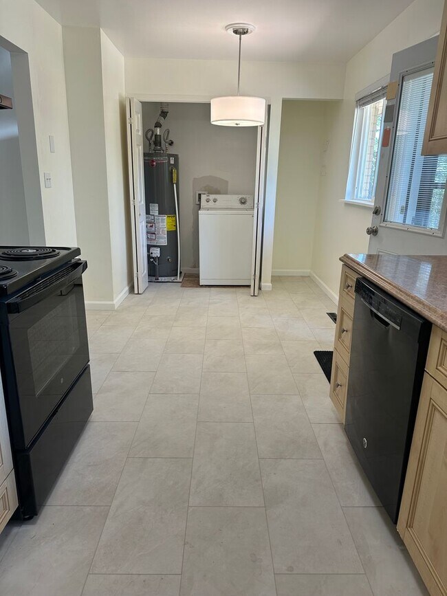 Building Photo - Spacious 3 Bedroom House with Attached Garage and Large Yard!