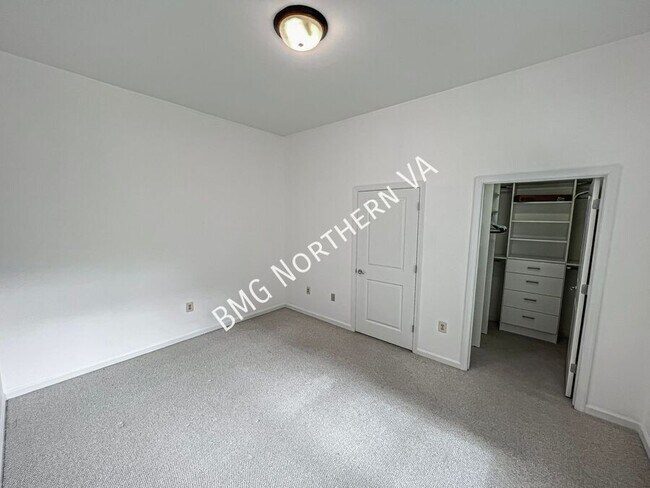 Building Photo - 309 Holland Ln