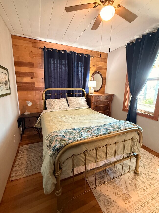 Comfortable full-size bed - 215-1/2 N Emmett